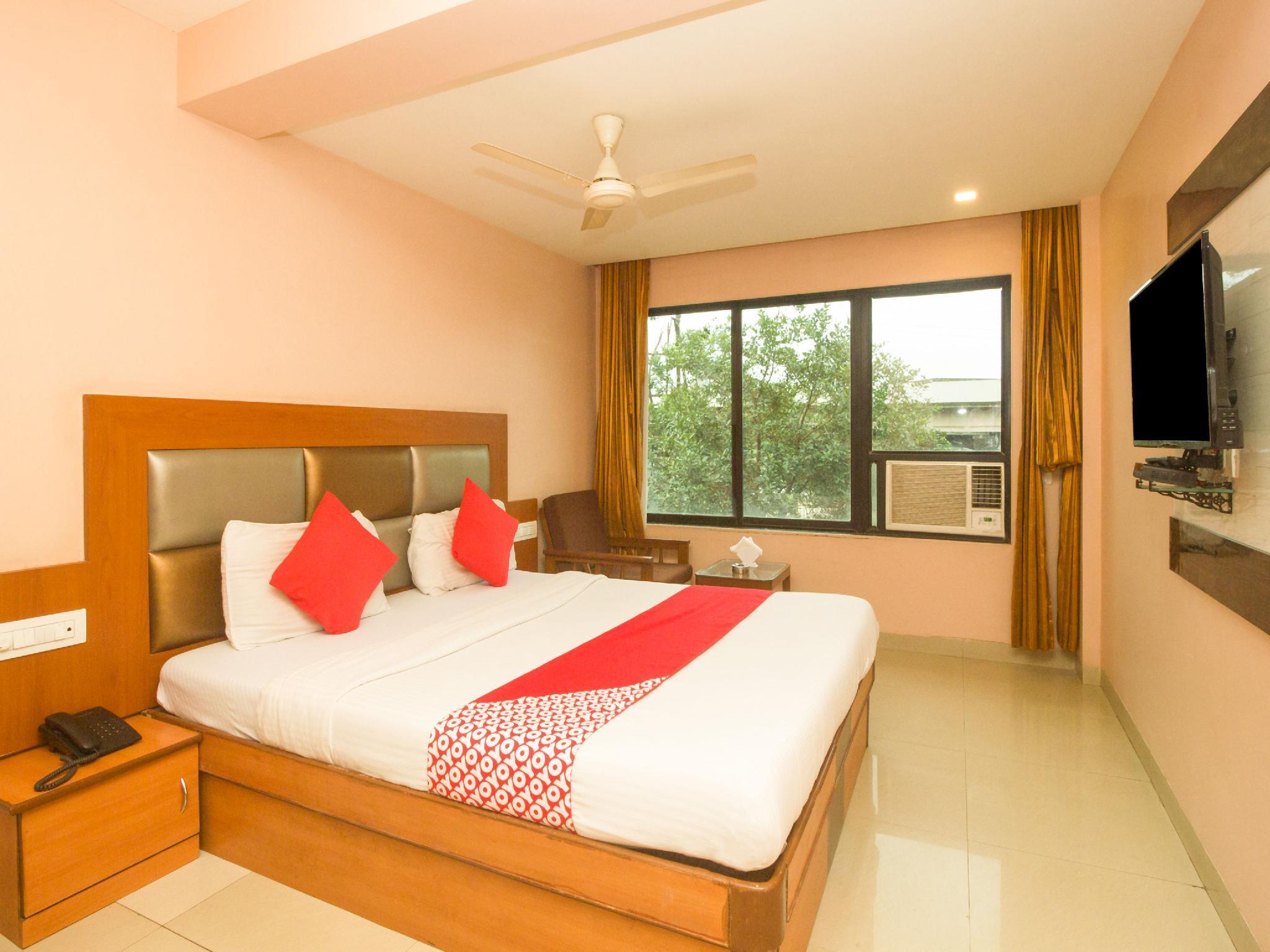 Oyo Hotel Sarovar Grand Kalamboli Exteriér fotografie